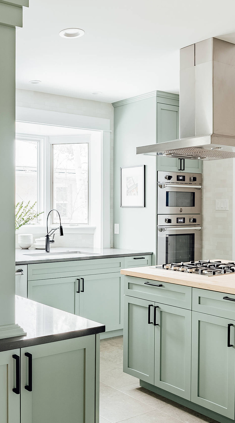 Kitchen cabinet